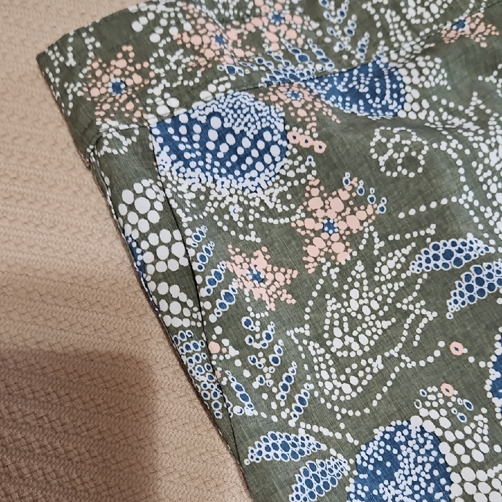 Ripskirt Hawaii Olive, Blue, White, Peach Pattern Size Large- Length 3 - Picture 4 of 11